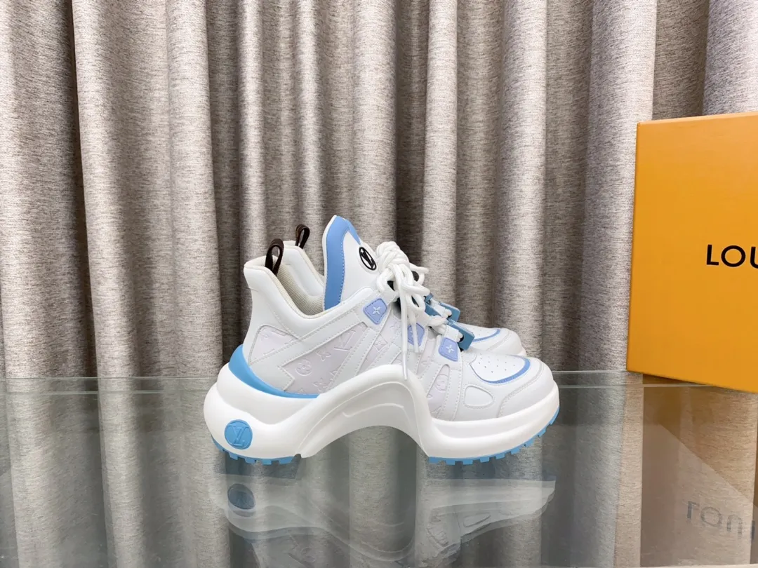 👟👟Ex-factory price 760👟👟 Louis Vuiton·Louis Vuitton 24/ New Chinese Valentine's Day limited edition LV Archlight series arch sole dad shoes casual thick-soled lace-up sneakers top version🔝original purchase, development and production👍🏻 This LV dad shoe features an eye-catching wavy sole and large tongue. It is equipped with a sporty super-elastic running shoe style rubber outsole, which is very eye-catching. It is also combined with a soft and elastic upper made of a variety of high-tech fabrics, making the upper foot comfortable and soft! 🤩 Fabric: Original custom-made first-layer cowhide + technical fabrics Lining: Original imported breathable mesh lining + cowhide foot pads Sole: Original molded correct U-shaped arch outsole Bottom thickness: about 5cm Size: 35-39 (40.41 custom-made, non-refundable)
